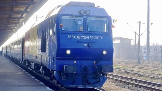 A mers 14 ore cu un tren românesc într-un vagon de peste 60 de ani. ...