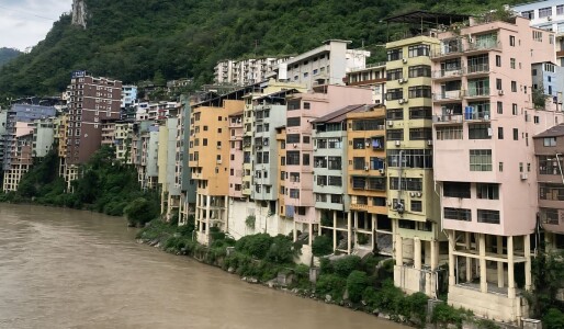 400.000 de oameni trăiesc în cel mai îngust oraș din lume: clădirile sunt ...