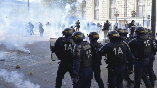 Emmanuel Macron a ținut un discurs de 8 minute despre proteste și a fost ...