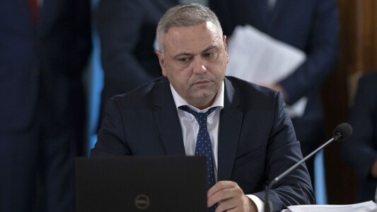 Statul român a „sechestrat birocratic” banii pomicultorilor. Cum i-a lăsat ...