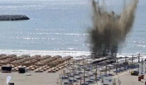 Momentul în care drona de pe plaja din Olimp a fost detonată chiar printre ...