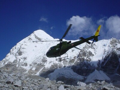 Turiști care încercau să urce pe muntele Everest erau otrăviți de ghizi și ...