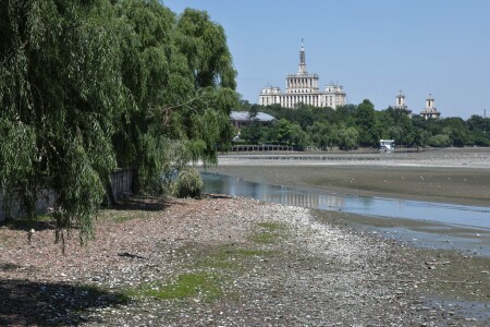 Herăstrău, transformat într-un șantier fără utilaje. Lacul a fost golit ...