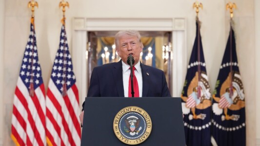 Donald Trump spune că sute de tancuri petroliere din toată lumea se ...