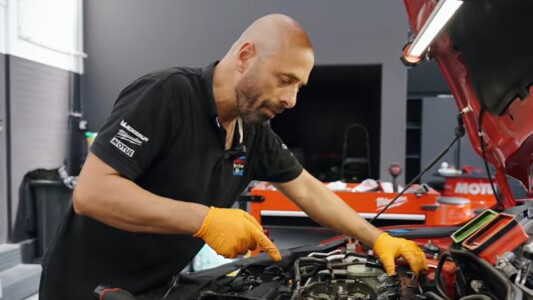 Un mecanic român a reglat tacheții la o Honda 1.5 Turbo cu 141.000 km ...