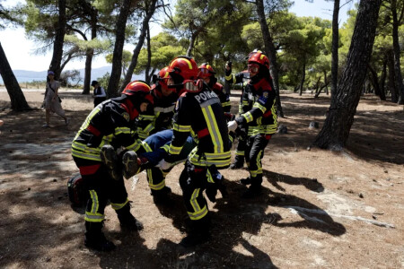 Pompierii români în acțiune în Grecia. Salvatorii noștri se luptă cu ...