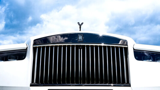 Au intrat în Italia cu un Rolls-Royce din România, dar au rămas pe loc fără ...