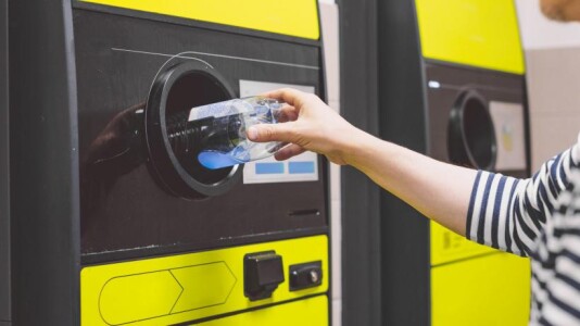 Un bărbat s-a dus cu 1.371 de sticle și doze la aparatul de reciclat ...