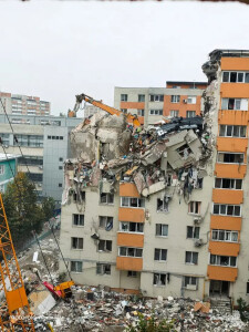 O parte din blocul din Rahova s-a prăbușit în timpul demolării. Momentul a ...