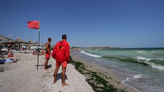 Un bărbat a fost scos, joi, de 3 ori din mare de salvamari, la Eforie. A ...