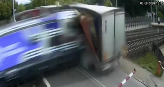 VIDEO Un camion a fost blocat pe șine de bariere, dar șoferul n-a vrut să ...