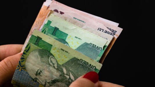Zeci de mii de românii vor primi bani în plus la salariu! Măsura a fost ...