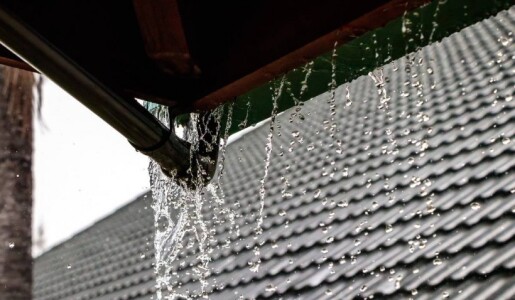 Apa de ploaie scursă de pe acoperiș, motiv de dispută între vecini. Legea ...