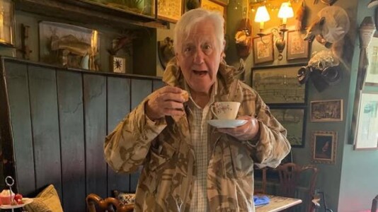 Un milionar de 79 de ani îşi caută pe Tinder partenera ideală care să îi ...