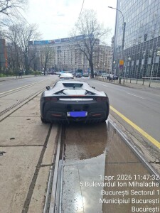 Un șofer a parcat un Ferrari SF90 pe mijlocul liniei de tramvai, lângă ...