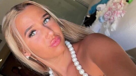 O fată de 16 ani a fost înjunghiată mortal în spate din cauza unui băiat. ...