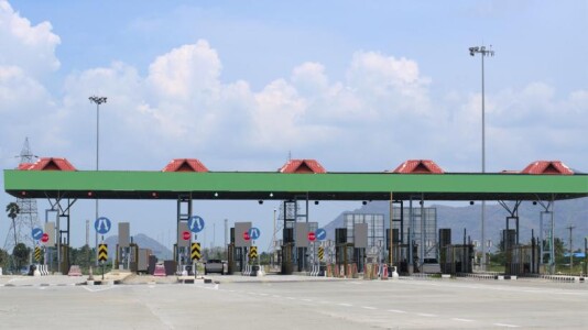 Câțiva bărbați au pus o stație de taxare falsă pe autostradă și au încasat ...