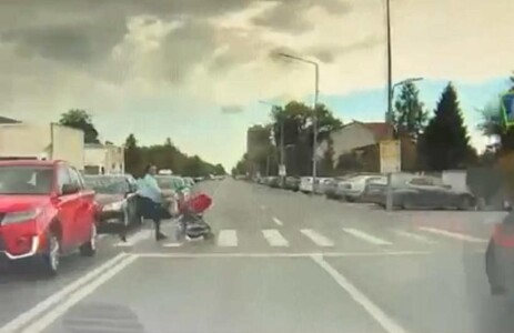 Momentul în care o mamă e lovită mortal a fost filmat de camera de bord a ...