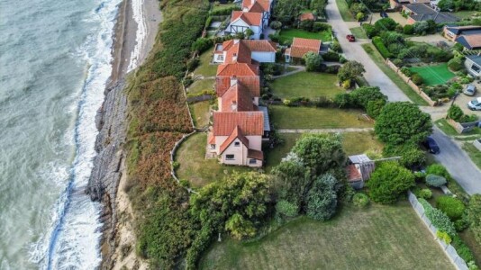 Un bărbat și-a cumpărat cu 230.000 de euro o casă la malul mării. A stat în ...