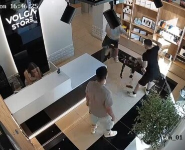 "Am fost avertizați". Imagini virale cu un robot care atacă un client ...