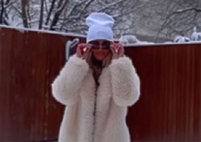 „Ce zice băiatul tău?”. La 47 de ani, mama unui jucător din Superligă s-a filmat în costum de baie, pe un șezlong acoperit de zăpadă. Reacția fanilor nu a întârziat